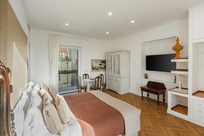 Quarto casal luxo, sacada, vista para o mar | Cofres nos quartos, Wi-Fi de cortesia