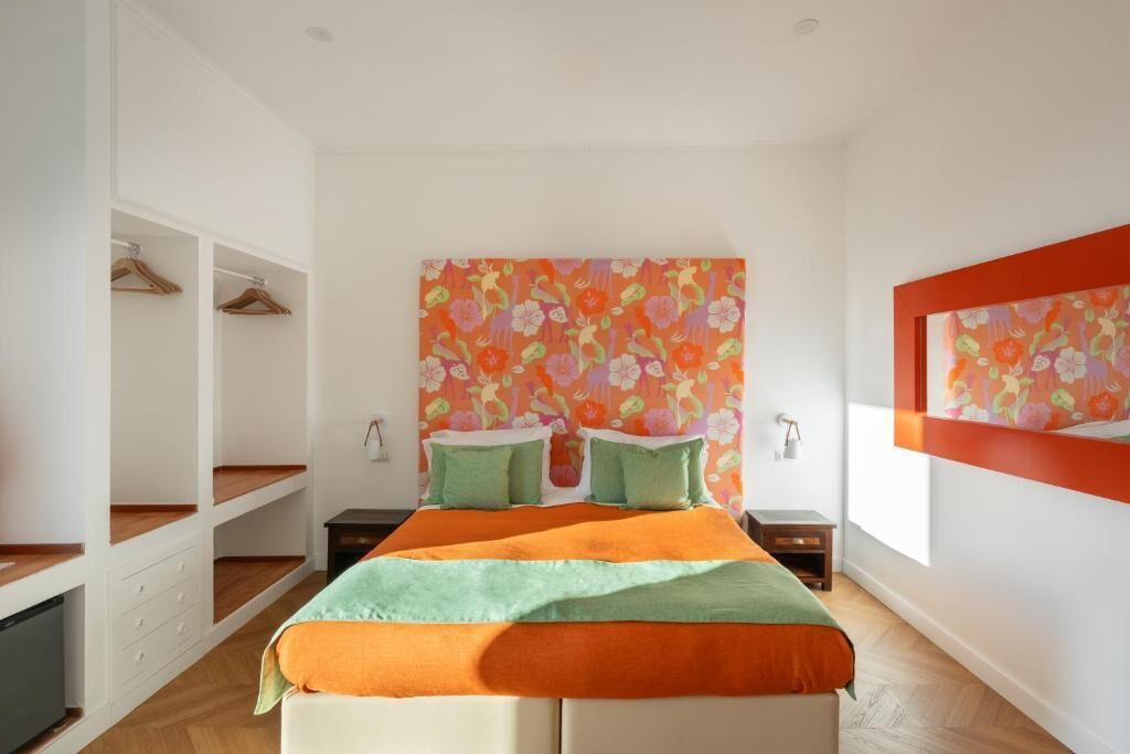 Ein Schlafzimmer mit einem Bett, einem Nachttisch, einer Kommode und einem Kleiderschrank.
