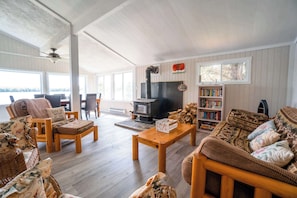 Ein gemütliches Wohnzimmer mit Kamin, Holzmöbeln und einer Bücherregal.