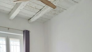 Une chambre à coucher avec un lit, un bureau et une chaise.