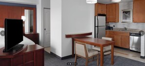 Room - 1-bedroom hotel suites in East Rutherford - Walk to MetLife Stadium, Sleeps 4 (East Rutherford)