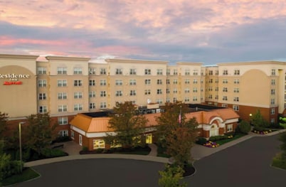1-bedroom hotel suites in East Rutherford - Walk to MetLife Stadium, Sleeps 4