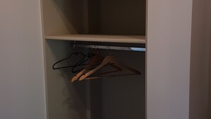 A closet with three shelves and a hanging rod. - B&B with breakfast (Lège-Cap-Ferret)