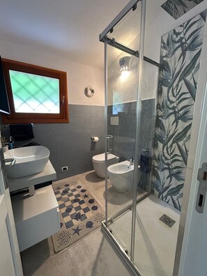 Doccia, asciugacapelli, bidet, asciugamani