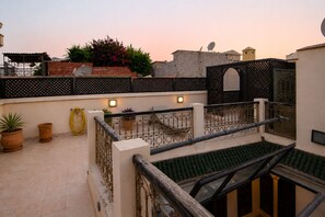 Terrace/patio - 2-bedroom riad in enchanting Marrakech with cool AC breeze (Marrakech)