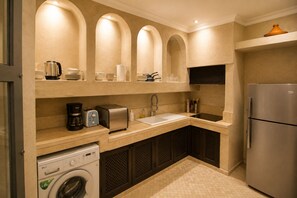Private kitchen - 2-bedroom riad in enchanting Marrakech with cool AC breeze (Marrakech)