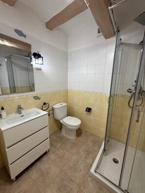 Bathroom - The dambosta hut, ideal for families (pet friendly). (Amposta)