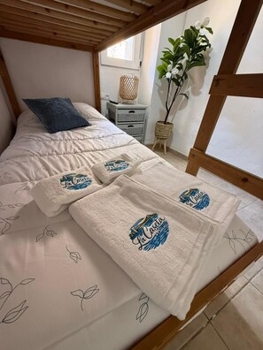 Room - The dambosta hut, ideal for families (pet friendly). (Amposta)