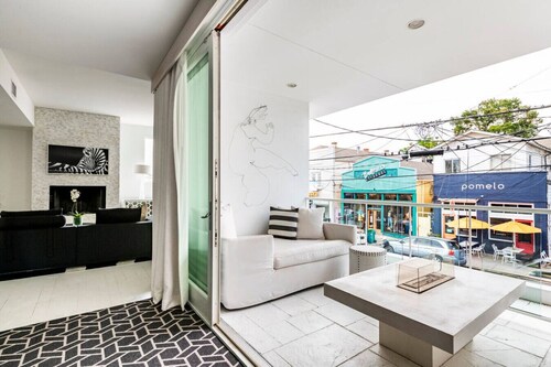 Designer Penthouse on Magazine Street w/ Balcony
