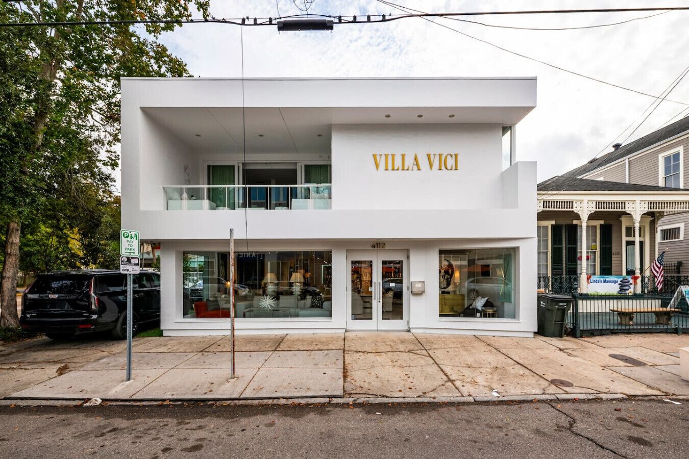 Un bâtiment moderne à deux étages, doté d’une façade commerciale sur laquelle on peut lire l’inscription « VILLA VICI ».