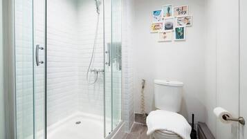 Haartrockner, Handtücher, Seife, Shampoo