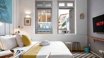 Desk, iron/ironing board, WiFi, bed sheets