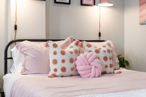 4 slaapkamers, een bureau, een strijkplank/strijkijzer, reisbedje