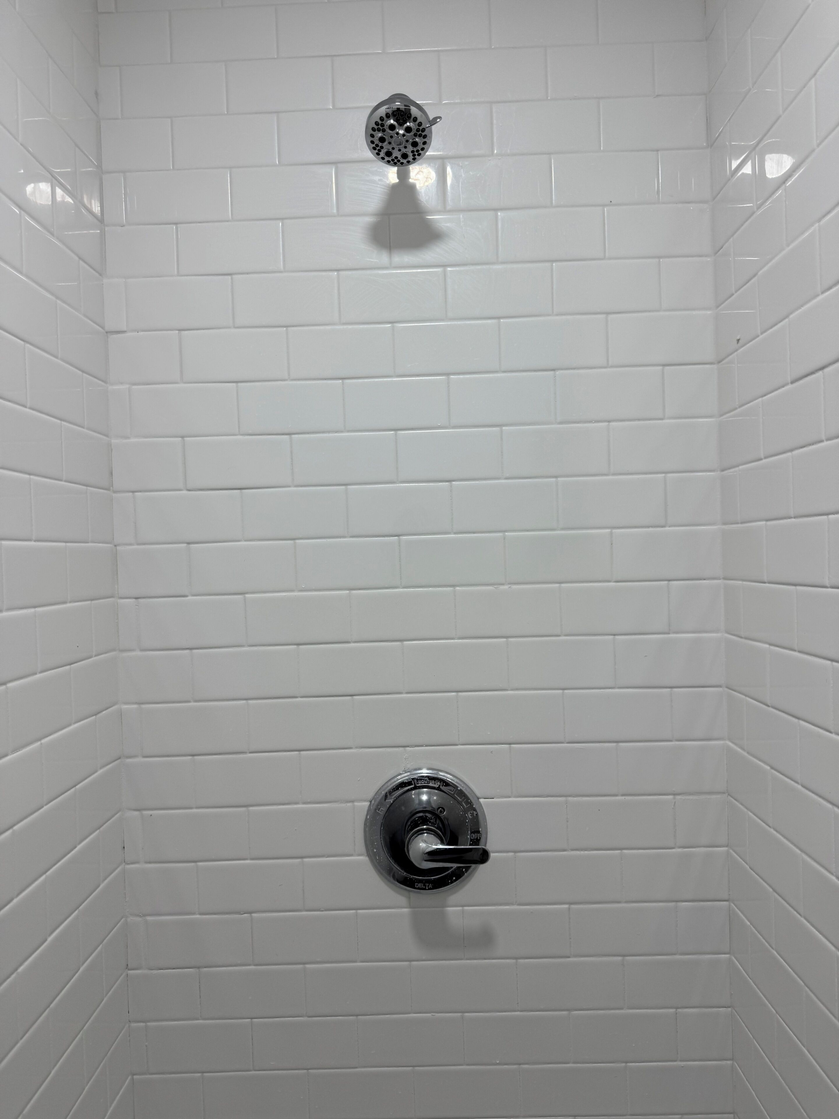 Douche, serviettes fournies, savon, papier toilette