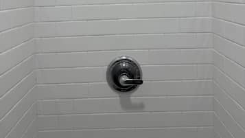 Douche, serviettes fournies, savon, papier toilette