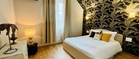 Tabla de planchar con plancha, wifi y ropa de cama