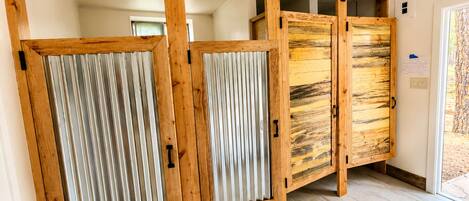 Una habitación con una puerta corredera de madera, un radiador y una lámpara fijada a la pared.