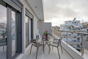 Apartment, City View | Tempat makan luar