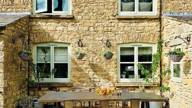 Outdoor dining - Cosy Cotswold Cottage with Fireplace and Courtyard (Oxfordshire)