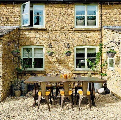 Cosy Cotswold Cottage with Fireplace and Courtyard