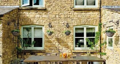 Cosy Cotswold Cottage with Fireplace and Courtyard