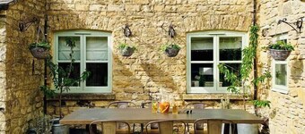 Cosy Cotswold Cottage with Fireplace and Courtyard