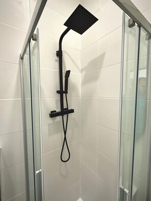 Dusj, hårføner, håndklær og såpe