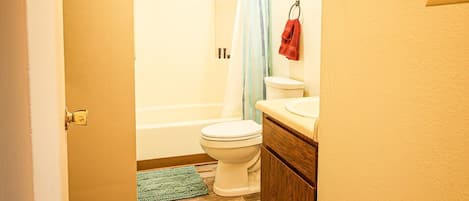 Secadora de cabello, toallas, jabón, papel de baño