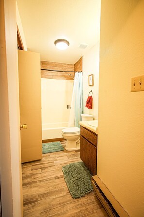 Bathroom - Conveniently located, 2 bedroom condo in Central Casper. (Casper)