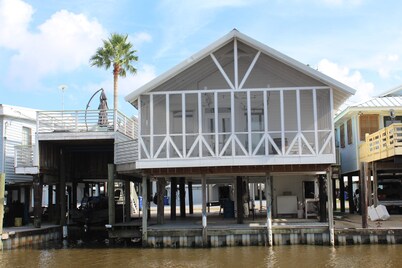 3-bedroom Water Front House in tranquil Cypremort Point with Two ACs for comfort