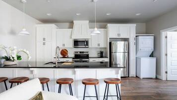 Fridge, microwave, stovetop, dishwasher