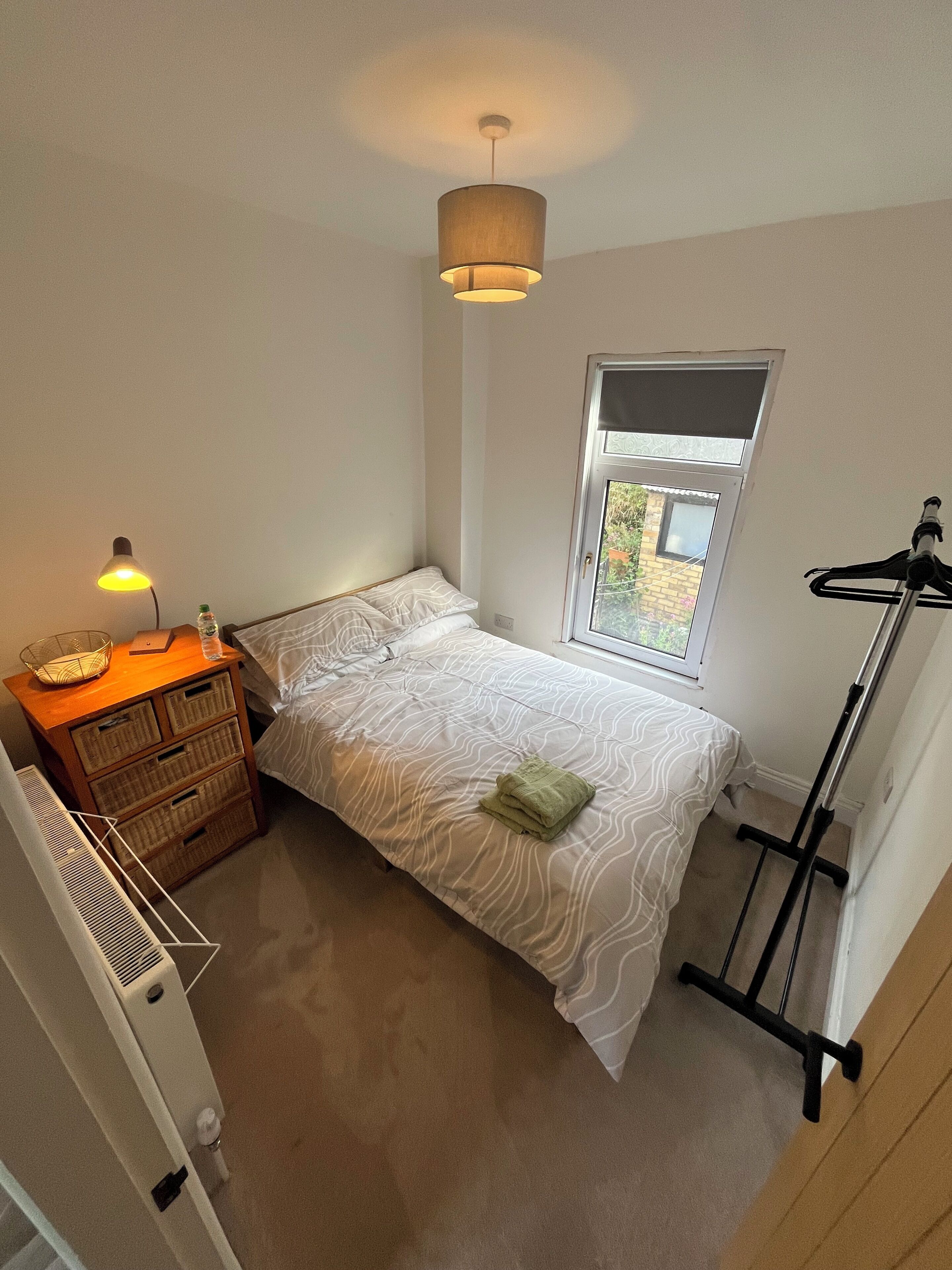 3 habitaciones, tabla de planchar con plancha, wifi y ropa de cama 