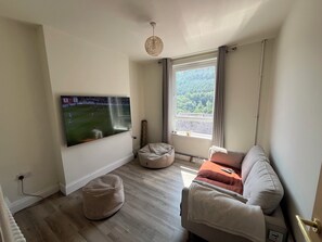 Living area - Newly renovated 3 bedroom home with beautiful views (Abertillery)