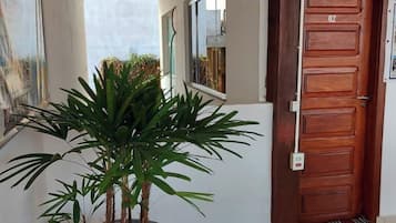 Deluxe Suite, Lake View | Living area