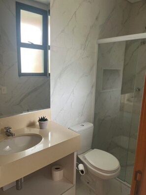 Bathroom - Cozy apartment with resort-style amenities on Ubatuba's most popular beach. (Ubatuba)