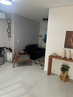 Living area - Cozy apartment with resort-style amenities on Ubatuba's most popular beach. (Ubatuba)