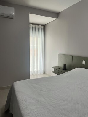 Room - Cozy apartment with resort-style amenities on Ubatuba's most popular beach. (Ubatuba)