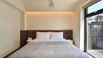 Quarto casal luxo, vista para o jardim | Espaço de trabalho para notebook, cortinas blackout