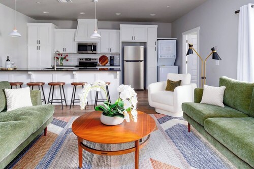 H3 Spacious & Urban Modern Condo - Great Location!