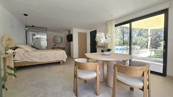 1 habitación, tabla de planchar con plancha, wifi y ropa de cama