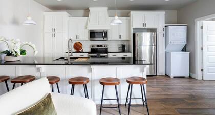 H4 Spacious & Urban Modern Condo - Great Location!