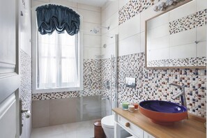 Habitación Deluxe | Baño | Regadera, secadora de cabello, toallas, jabón 