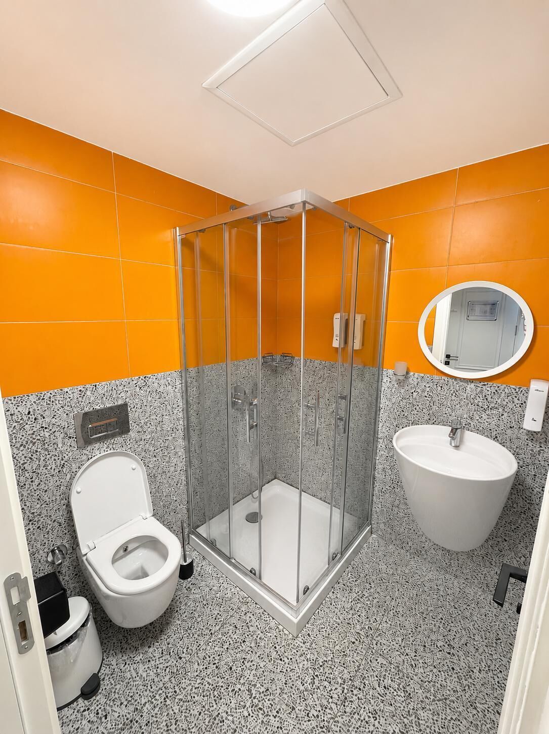 Deluxe Triple Room | Bathroom | Shower, hair dryer, towels, soap