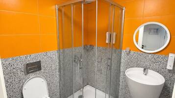 Deluxe Triple Room | Bathroom | Shower, hair dryer, towels, soap