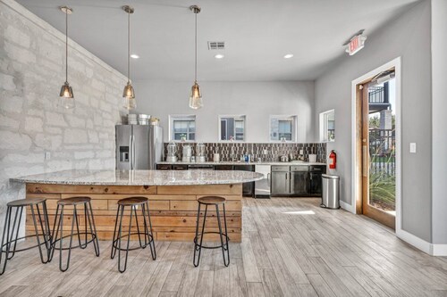 Luxury 2BR/2BA Near Lake Marble Falls- Pool, Gym, Clubhouse, Fire Pit & Grill