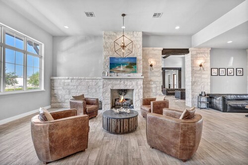 Luxury 2BR/2BA Near Lake Marble Falls- Pool, Gym, Clubhouse, Fire Pit & Grill