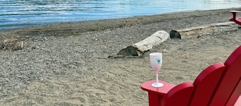 Barona Beach Lakefront
Main floor Perfect family retreat in West Kelowna.