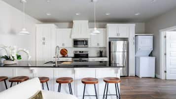 Fridge, microwave, stovetop, dishwasher