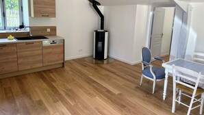 Una cocina moderna con armarios de madera, lavavajillas integrado y una estufa negra.