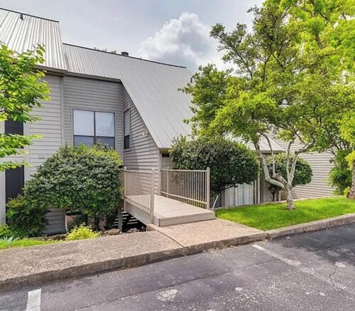 Charming 3bed 3 bath Lakeway Retreat with Patio and  Resort-Style amenities